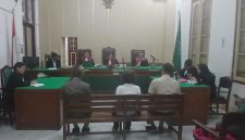 Ketiga terdakwa korupsi penguasaan aset PT KAI, menjalani sidang putusan di Pengadilan Tipikor Medan, Senin (20/10/2025). Foto: Topikseru.com/Agustian