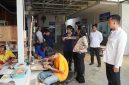 Warga binaan Rutan Kelas I Medan sedang mengerjakan produk UMKM yang siap dipasarkan. Dok: Rutan Kelas I Medan