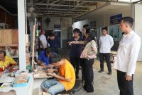 Warga binaan Rutan Kelas I Medan sedang mengerjakan produk UMKM yang siap dipasarkan. Dok: Rutan Kelas I Medan