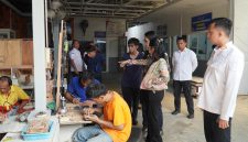 Warga binaan Rutan Kelas I Medan sedang mengerjakan produk UMKM yang siap dipasarkan. Dok: Rutan Kelas I Medan