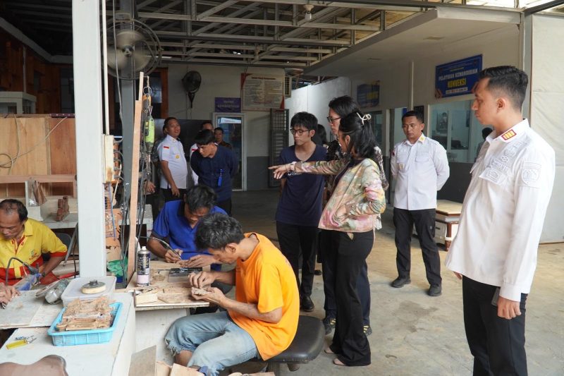 Warga binaan Rutan Kelas I Medan sedang mengerjakan produk UMKM yang siap dipasarkan. Dok: Rutan Kelas I Medan