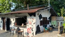 Lokasi penjualan susu sapi murni di Jalan Avros, Medan Maimun, sebelum menjadi korban pencurian pada Senin (20/10/2025) dini hari. Foto: Topikseru.com/Mangara Wahyudi