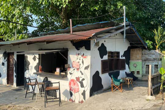 Lokasi penjualan susu sapi murni di Jalan Avros, Medan Maimun, sebelum menjadi korban pencurian pada Senin (20/10/2025) dini hari. Foto: Topikseru.com/Mangara Wahyudi