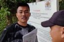 Salah seorang suruhan perusahaan sedang mengintimidasi masyarakat Kelompok Tani Hutan (KTH) Nipah di Kwala Serapuh, Kabupaten Langkat, Sumatera Utara, Senin (20/10/2025). Dok: Walhi Sumut
