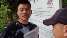 Salah seorang suruhan perusahaan sedang mengintimidasi masyarakat Kelompok Tani Hutan (KTH) Nipah di Kwala Serapuh, Kabupaten Langkat, Sumatera Utara, Senin (20/10/2025). Dok: Walhi Sumut