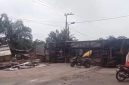 Bus ALS terbalik usai tabrak warung warga hingga sebabkan belasan orang terluka. Topikseru.com/AMK