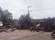 Bus ALS Medan–Padang Tabrak Empat Warung dan Terbalik di Labuhan Batu Selatan, Sopir Kabur!