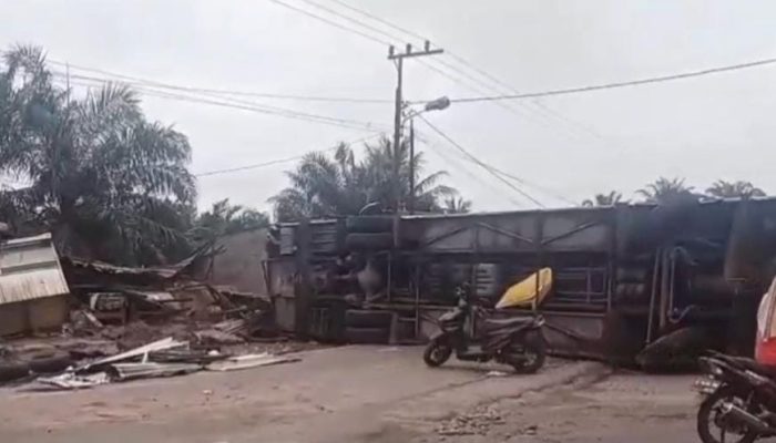 Bus ALS Medan–Padang Tabrak Empat Warung dan Terbalik di Labuhan Batu Selatan, Sopir Kabur!
