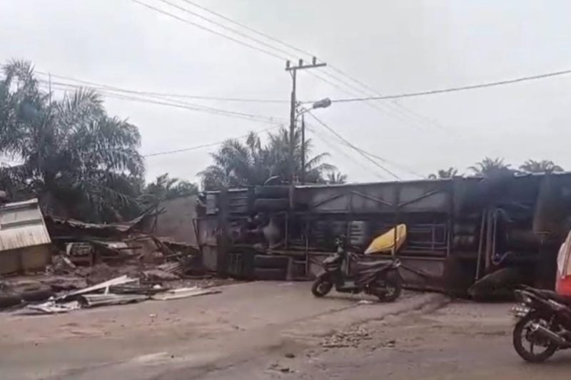 Bus ALS terbalik usai tabrak warung warga hingga sebabkan belasan orang terluka. Topikseru.com/AMK