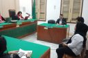 Dua terdakwa kasus dugaan penipuan, menjalani sidang di Pengadilan Negeri Medan, Selasa (21/10/2025). Foto: Topikseru.com/Agustian