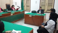 Dua terdakwa kasus dugaan penipuan, menjalani sidang di Pengadilan Negeri Medan, Selasa (21/10/2025). Foto: Topikseru.com/Agustian