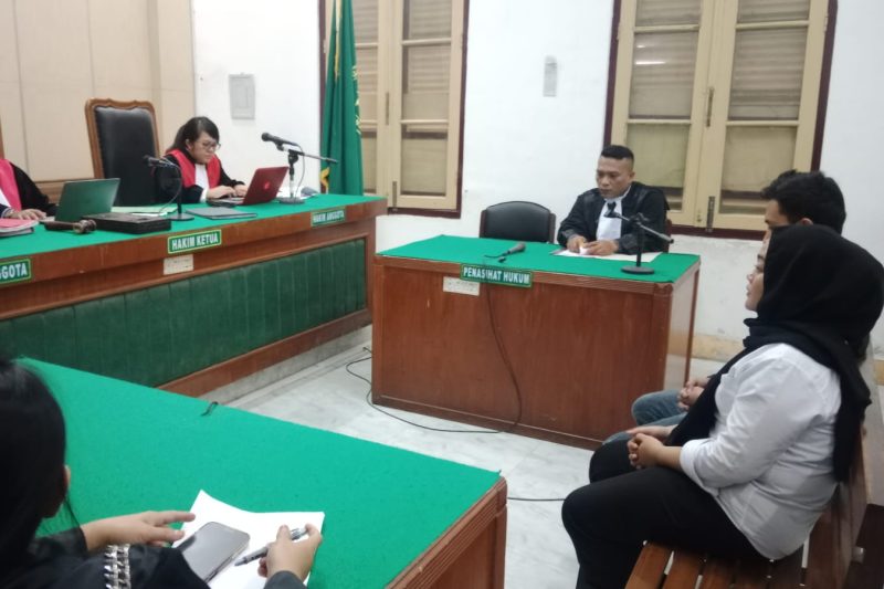 Dua terdakwa kasus dugaan penipuan, menjalani sidang di Pengadilan Negeri Medan, Selasa (21/10/2025). Foto: Topikseru.com/Agustian