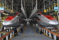 Teknisi dari Indonesia didampingi teknisi dari China melakukan perawatan Kereta Cepat Whoosh di Join Workshop Depo Tegalluar, Kabupaten Bandung, Jawa Barat, Senin (29/7/2024).Foto: ANTARA FOTO