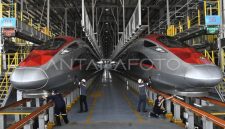 Teknisi dari Indonesia didampingi teknisi dari China melakukan perawatan Kereta Cepat Whoosh di Join Workshop Depo Tegalluar, Kabupaten Bandung, Jawa Barat, Senin (29/7/2024).Foto: ANTARA FOTO