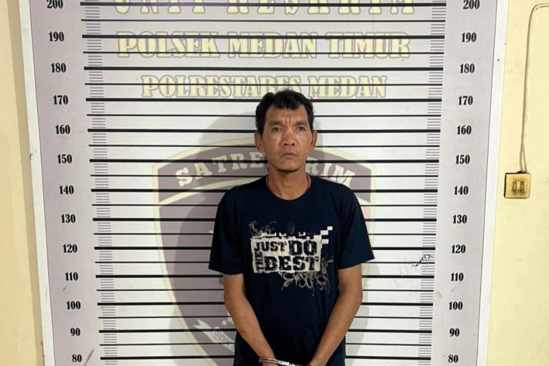 Unit Reskrim Polsek Medan Timur mengamankan Hendrik Efendi Batubara alias Een (39), pelaku pencurian HP dengan modus SKSD di kawasan Jalan HM Yamin, Medan Timur, Selasa (21/10/2025) dini hari.  Foto: Dok. Polsek Medan Timur