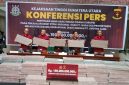 Kepala Kejati Sumut, Harli Siregar dan jajaran menunjukkan uang hasil sitaan penjualan aset PTPN I Regional 1, Rabu (22/10/2025). Foto: Topikseru.com/Agustian