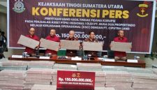Kepala Kejati Sumut, Harli Siregar dan jajaran menunjukkan uang hasil sitaan penjualan aset PTPN I Regional 1, Rabu (22/10/2025). Foto: Topikseru.com/Agustian