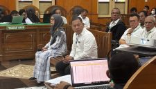 Mantan Kadis PUPR Sumut, Mulyono (depan), dihadirkan bersama sejumlah saksi lainnya dalam kasus suap proyek jalan Sumut di Pengadilan Tipikor Medan, Rabu (22/10/2025). Foto: Topikseru.com/Agustian