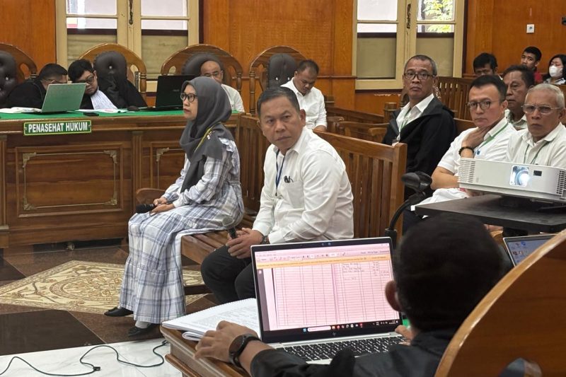 Mantan Kadis PUPR Sumut, Mulyono (depan), dihadirkan bersama sejumlah saksi lainnya dalam kasus suap proyek jalan Sumut di Pengadilan Tipikor Medan, Rabu (22/10/2025). Foto: Topikseru.com/Agustian