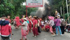 Masyarakat Desa Rambung Baru-Bingkawan menolak PT Nirvana (Perusahaan Perkuburan Mewah) yang diduga menyerobot lahan masyarakat. Dok: Bakumsu.