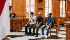 Ketiga terdakwa korupsi pembangunan stadion di Madina, menjalani sidang tuntutan di Pengadilan Tipikor Medan, Kamis (23/10/2025). Foto: Topikseru.com/Agustian