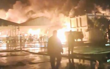 Pabrik Pengelolaan Limbah B3 di Karawang Terbakar Hebat Tengah Malam — Api Sulit Dipadamkan!