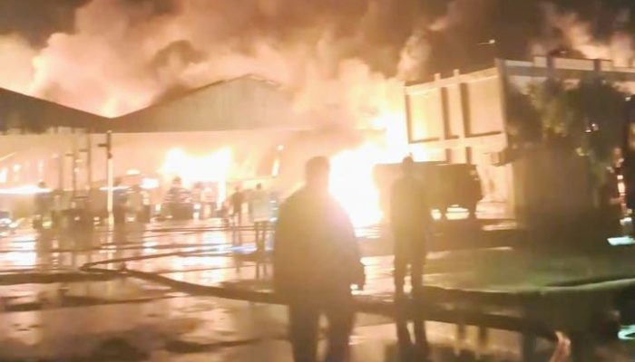 Pabrik Pengelolaan Limbah B3 di Karawang Terbakar Hebat Tengah Malam — Api Sulit Dipadamkan!