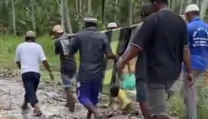 80 Tahun Merdeka, Jenazah Masih Dipikul Warga: Jalan Rusak di Asahan Bikin Miris, Pemda Lempar Tanggung Jawab