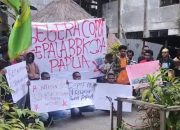 pembakaran mahkota Cenderawasih