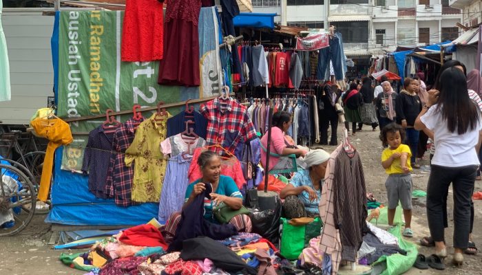 Pedagang Pakaian Bekas di Medan Jawab Ancaman Menkeu Purbaya: Yang Matikan UMKM Impor China!