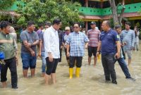 Wali Kota Medan Rico Waas saat meninjau kondisi banjir di Simpang Kantor Medan Labuhan