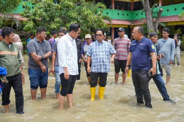 Wali Kota Medan Rico Waas saat meninjau kondisi banjir di Simpang Kantor Medan Labuhan