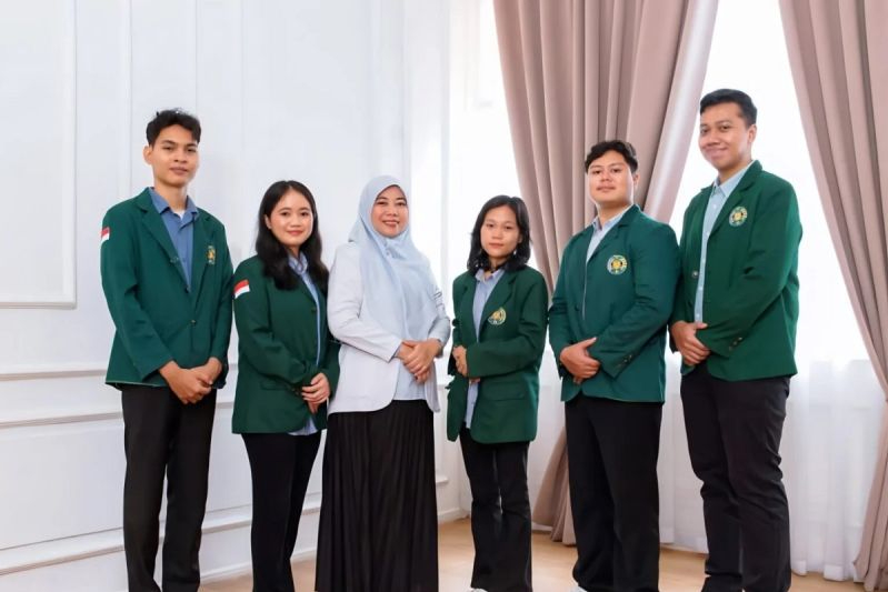 Mahasiswa USU yang berhasil mengolah limbah plastik menjadi gigi palsu