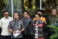 Kepala Pusat Penerangan Hukum (Kapuspenkum) Kejagung Anang Supriatna (kedua kiri)