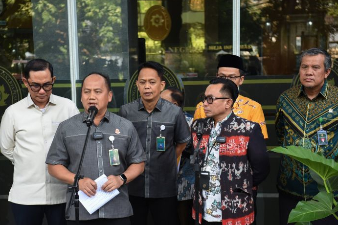 Kepala Pusat Penerangan Hukum (Kapuspenkum) Kejagung Anang Supriatna (kedua kiri)