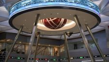Ilustrasi - Layar digital menampilkan pergerakan Indeks Harga Saham Gabungan (IHSG) di Bursa Efek Indonesia (BEI), Jakarta.
