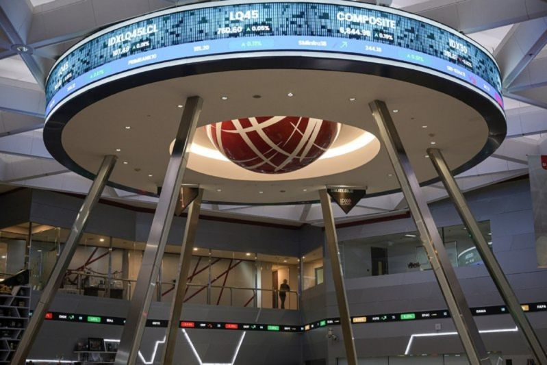 Ilustrasi - Layar digital menampilkan pergerakan Indeks Harga Saham Gabungan (IHSG) di Bursa Efek Indonesia (BEI), Jakarta.
