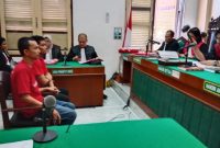 Kedua terdakwa penyelundup narkotika jenis sabu di RTP Polrestabes Medan, menjalani sidang dakwaan di PN Medan, Kamis (9/10/2025). Foto: Topikseru.com/Agustian