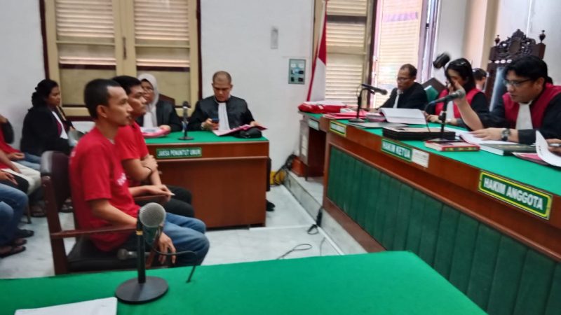 Kedua terdakwa penyelundup narkotika jenis sabu di RTP Polrestabes Medan, menjalani sidang dakwaan di PN Medan, Kamis (9/10/2025). Foto: Topikseru.com/Agustian