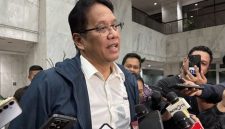 Menteri Keuangan Purbaya Yudhi Sadewa menjawab pertanyaan wartawan dalam wawancara cegat di kantor Kementerian Keuangan, Jakarta, Selasa (21/10/2025).