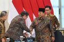 Presiden Prabowo Subianto (kedua kanan) didampingi Wapres Gibran Rakabuming Raka (kanan) menjabat tangan Menko Perekonomian Airlangga Hartarto (kedua kiri) dan Menko Bidang Pangan Zulkifli Hasan (kiri) sebelum Sidang Kabinet Paripurna di Kantor Presiden, Istana Kepresidenan, Jakarta, Senin (20/10/2025).