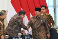 Presiden Prabowo Subianto (kedua kanan) didampingi Wapres Gibran Rakabuming Raka (kanan) menjabat tangan Menko Perekonomian Airlangga Hartarto (kedua kiri) dan Menko Bidang Pangan Zulkifli Hasan (kiri) sebelum Sidang Kabinet Paripurna di Kantor Presiden, Istana Kepresidenan, Jakarta, Senin (20/10/2025).