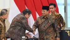 Presiden Prabowo Subianto (kedua kanan) didampingi Wapres Gibran Rakabuming Raka (kanan) menjabat tangan Menko Perekonomian Airlangga Hartarto (kedua kiri) dan Menko Bidang Pangan Zulkifli Hasan (kiri) sebelum Sidang Kabinet Paripurna di Kantor Presiden, Istana Kepresidenan, Jakarta, Senin (20/10/2025).