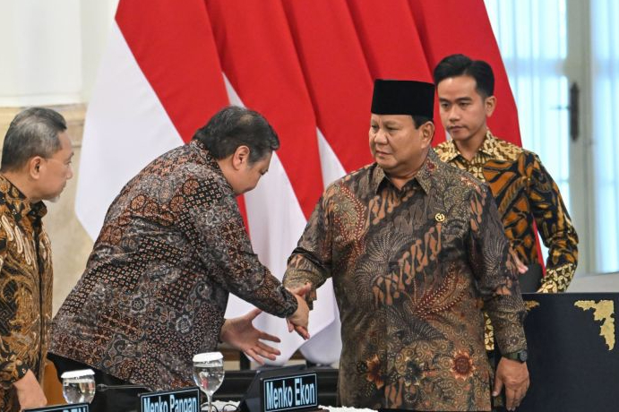 Presiden Prabowo Subianto (kedua kanan) didampingi Wapres Gibran Rakabuming Raka (kanan) menjabat tangan Menko Perekonomian Airlangga Hartarto (kedua kiri) dan Menko Bidang Pangan Zulkifli Hasan (kiri) sebelum Sidang Kabinet Paripurna di Kantor Presiden, Istana Kepresidenan, Jakarta, Senin (20/10/2025).