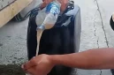 Viral video seorang sopir truk menampakkan solar diduga campur air. Foto: Tangkapan layar