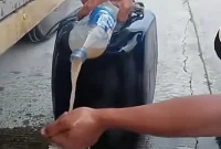 Viral video seorang sopir truk menampakkan solar diduga campur air. Foto: Tangkapan layar