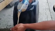 Viral video seorang sopir truk menampakkan solar diduga campur air. Foto: Tangkapan layar