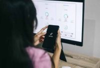 Pemerintah membekukan izin TikTok di Indonesia mulai hari ini, Jumat 3 Oktober 2025. Meski demikian, aplikasi TikTok masih bisa diakses oleh pengguna. Hanya saja, pengguna TikTok tidak bisa lagi melakukan Live di medsos tersebut.
