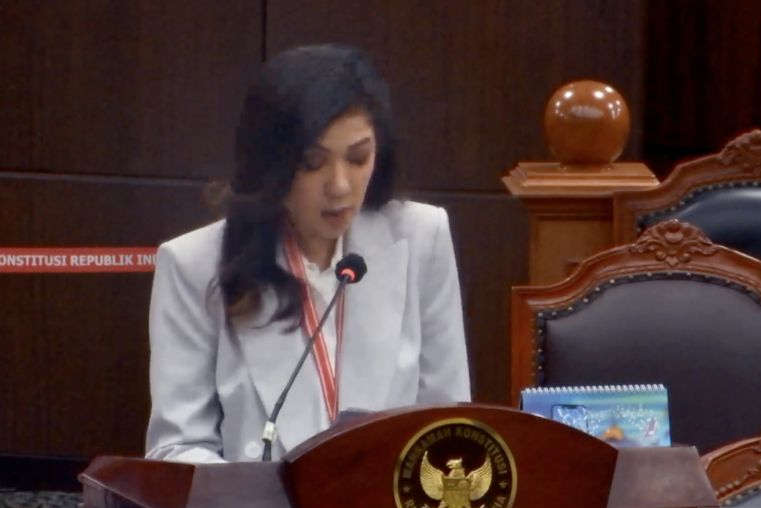 Direktur Jenderal Komunikasi Publik dan Media Kementerian Komdigi Fifi Aleyda Yahya menyampaikan keterangan pemerintah dalam sidang lanjutan uji materi Undang-Undang Pers yang diajukan Ikatan Wartawan Hukum di Ruang Sidang Pleno MK, Jakarta, Senin (6/10/2025).