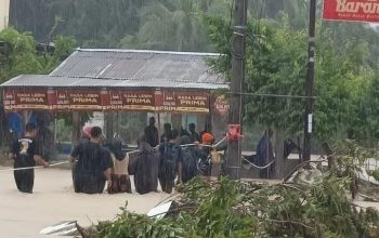 Warga memadati minimarket di Tapteng dan menjarah kebutuhan pokok pasca banjir